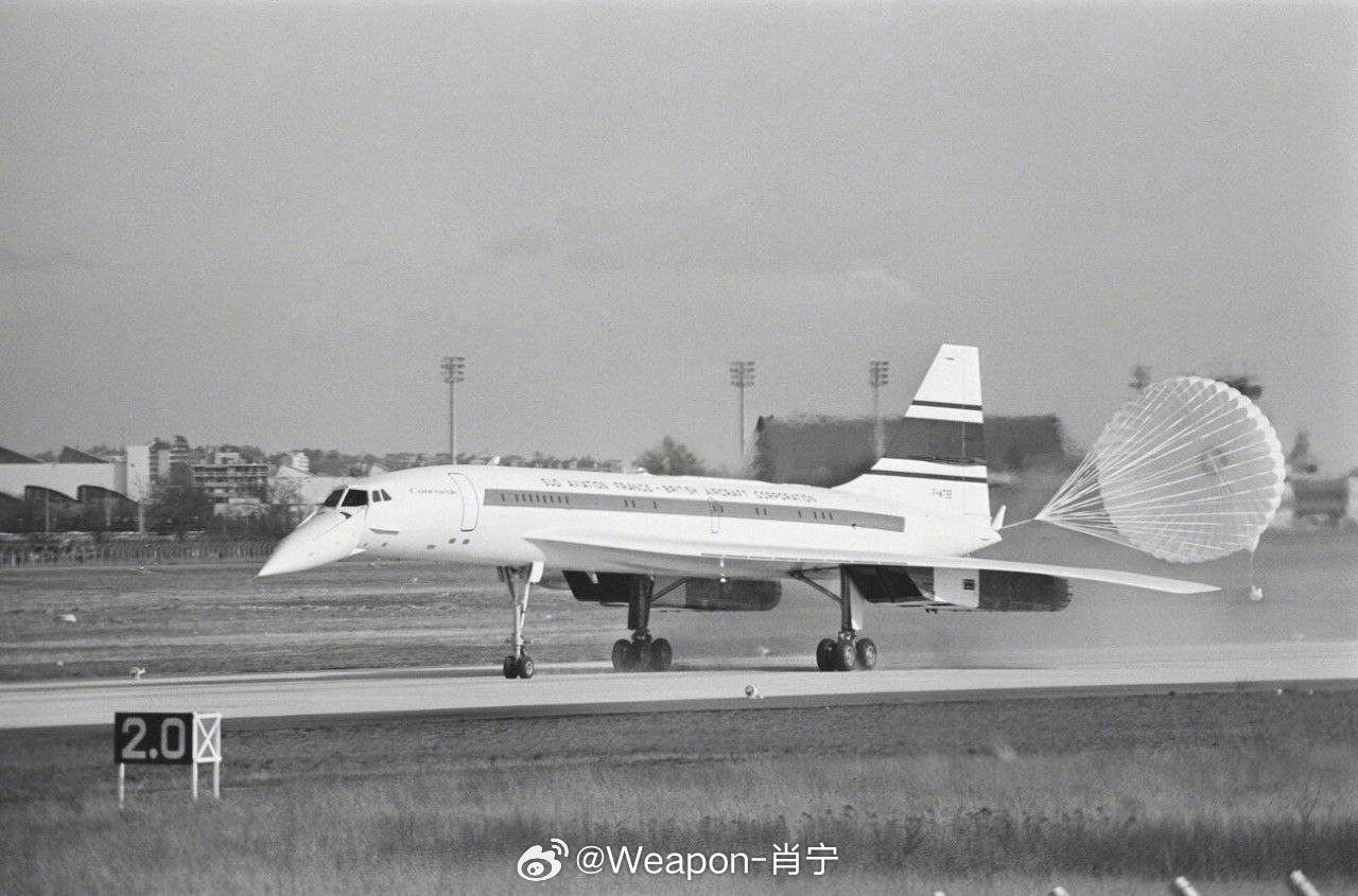 照片中的历史 1969年3月2日，协和式超音速客机在法国图卢兹完成首飞后着陆时展
