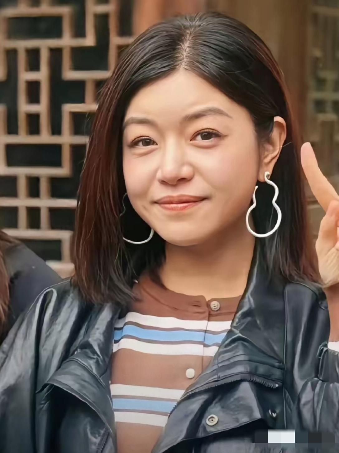 画面中的陈妍希螓首蛾眉，衣着土气，头发颜色斑驳，耳环硕大难看，眼袋深刻，法令纹清