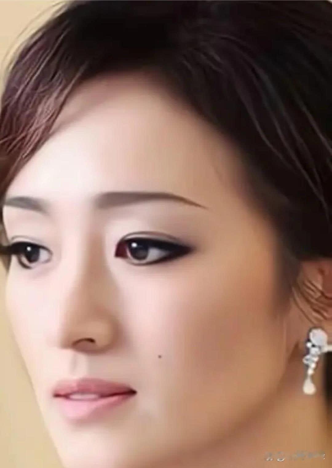 巩俐的脸孔完美无瑕，令人无法挑剔。 