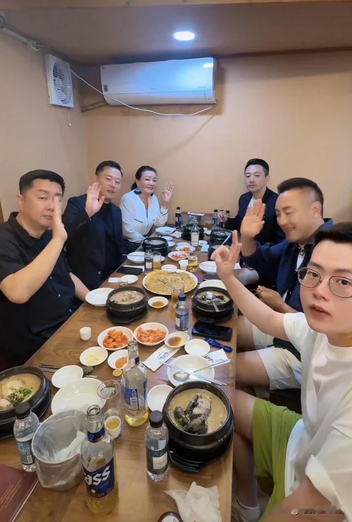 张兰和汪小菲未婚妻在韩国见面了，聚餐氛围很和谐，马小梅给张兰敬酒姿态放得很低，张