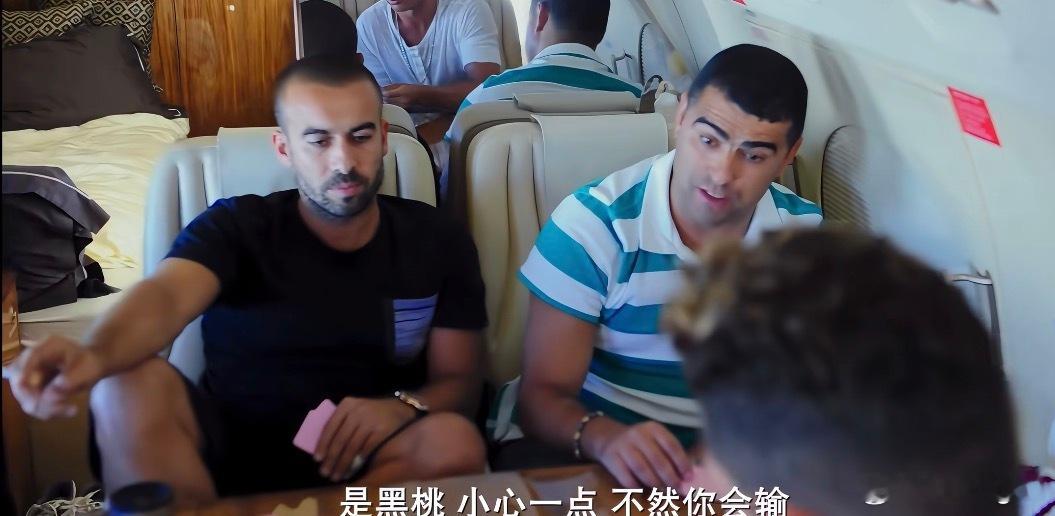 第一次发现 ricky手上拿啥呢