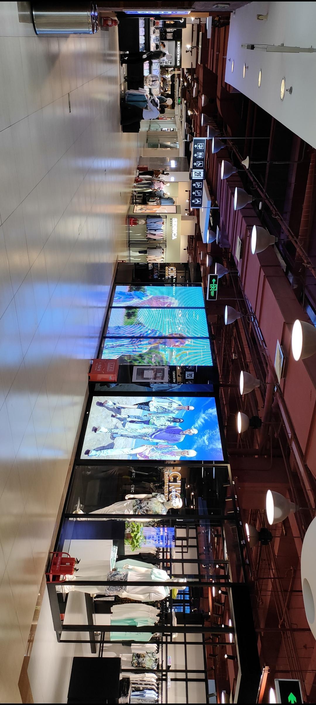 探索现代购物中心，感受科技与时尚的完美融合！