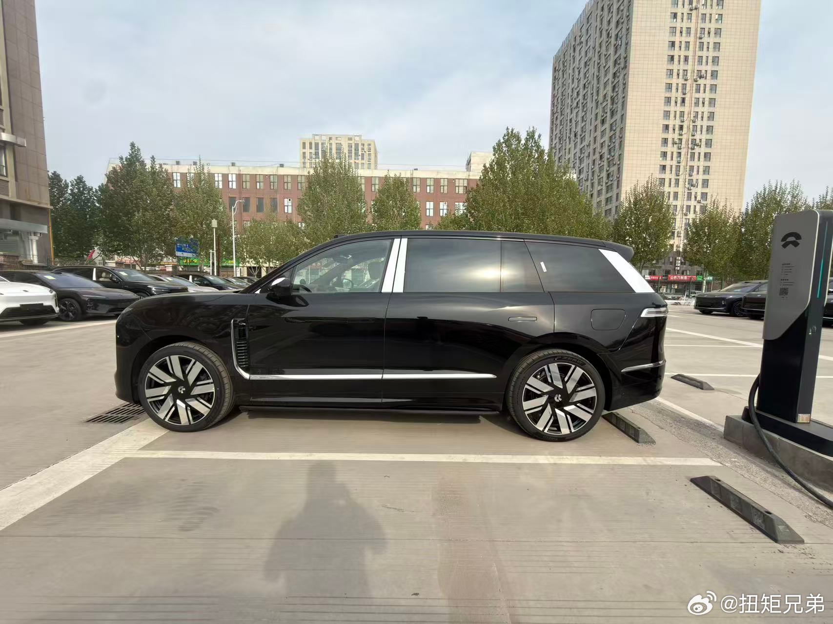 蔚来这波路人野拍的堪称传播界的 邪修我难以分清敌我了到底是有意为之还是保密不严感