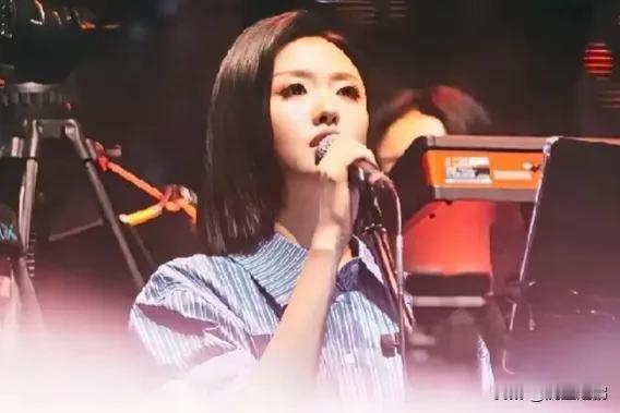 南京演唱会，徐子尧涨粉三十万
刀郎南京站的两场演唱会，徐子尧都唱了《绣红旗》。