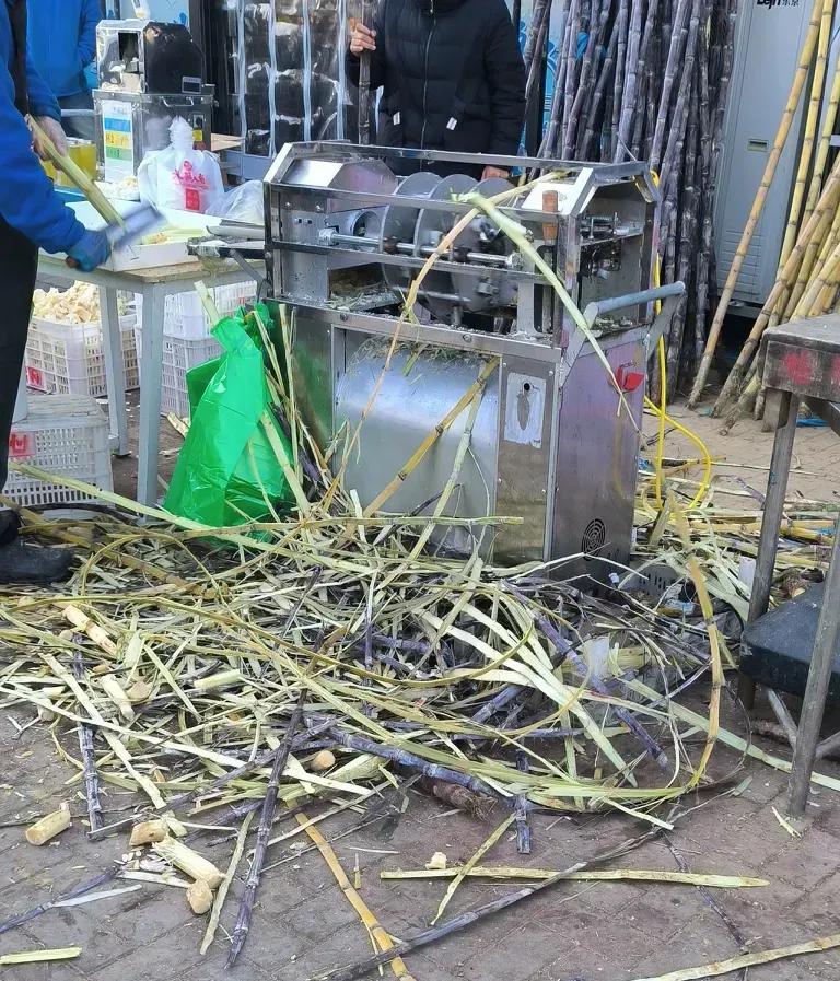 烤甘蔗又香又暖，不凉口
昨天下午出去玩，傍晚6点回来时天已经全黑了。先去小区门口