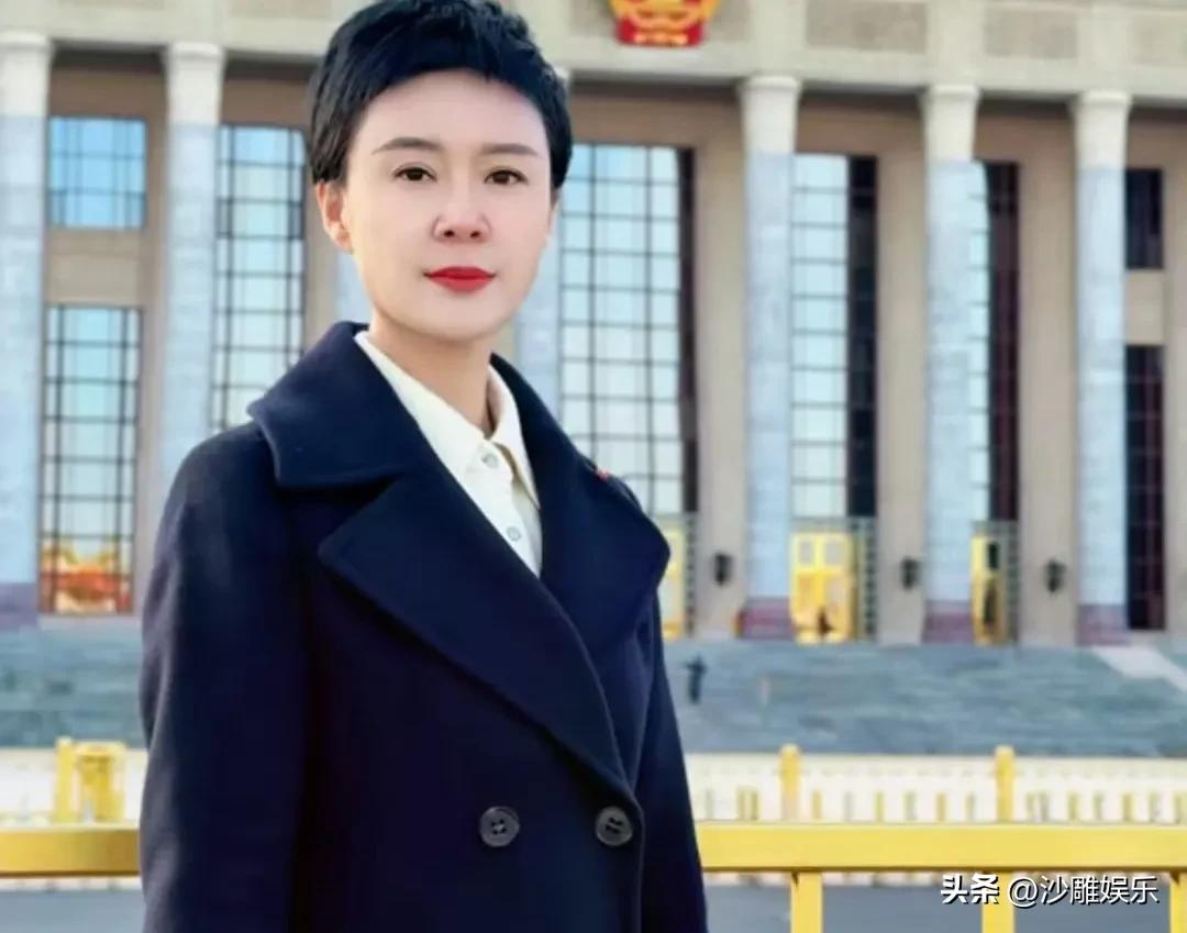 贺娇龙，冲上热搜！

今天是3月8日妇女节，本来是个喜庆的日子，可有一个名字却突