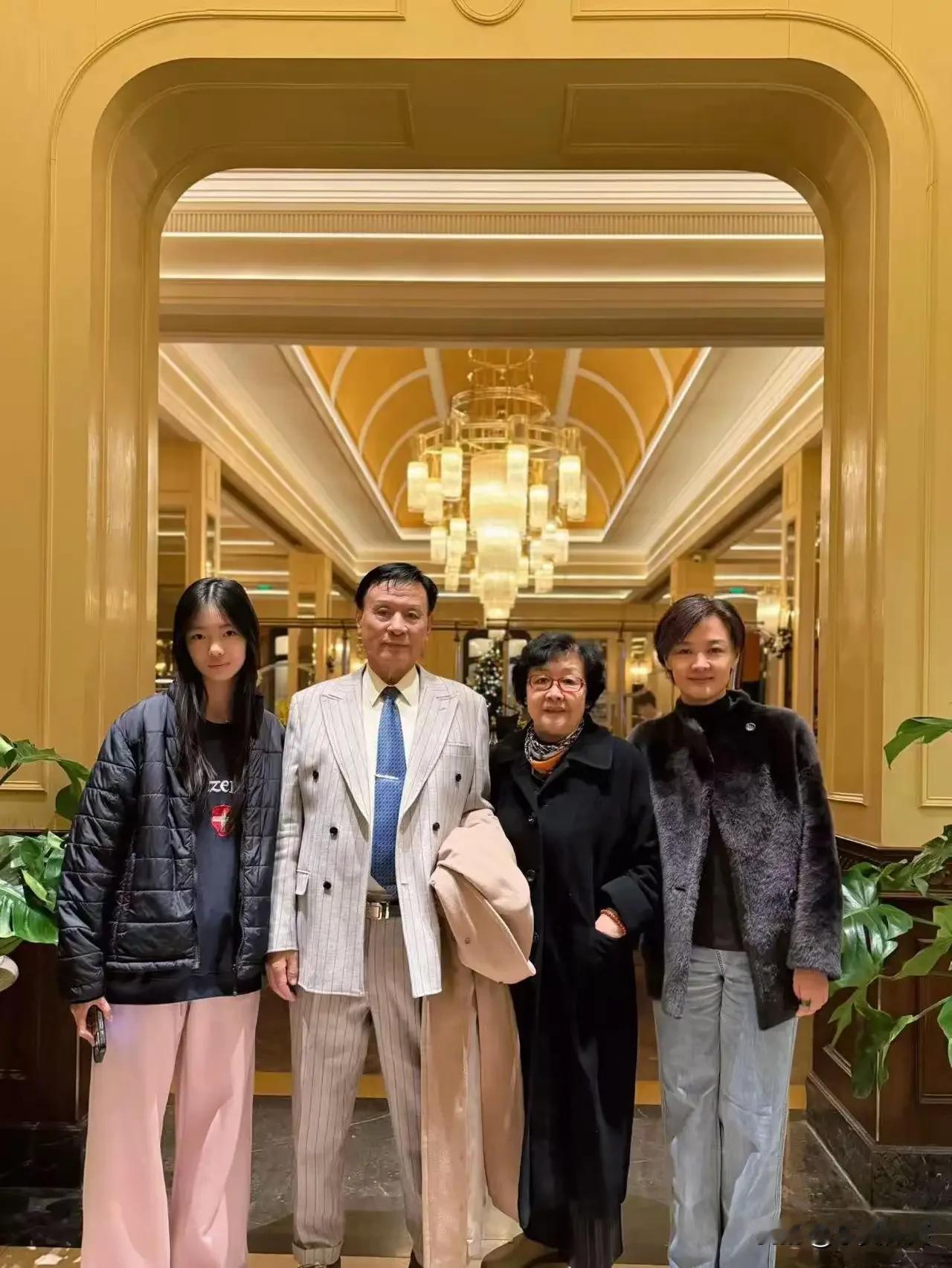 这是前央视主持李小萌家庭新年聚餐后晒出的一张全家福。