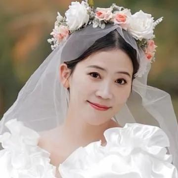 温柔的新娘，花海中的美丽瞬间。新娘 靓丽婚纱新娘 温婉婚纱新娘 玫瑰新娘照 花海