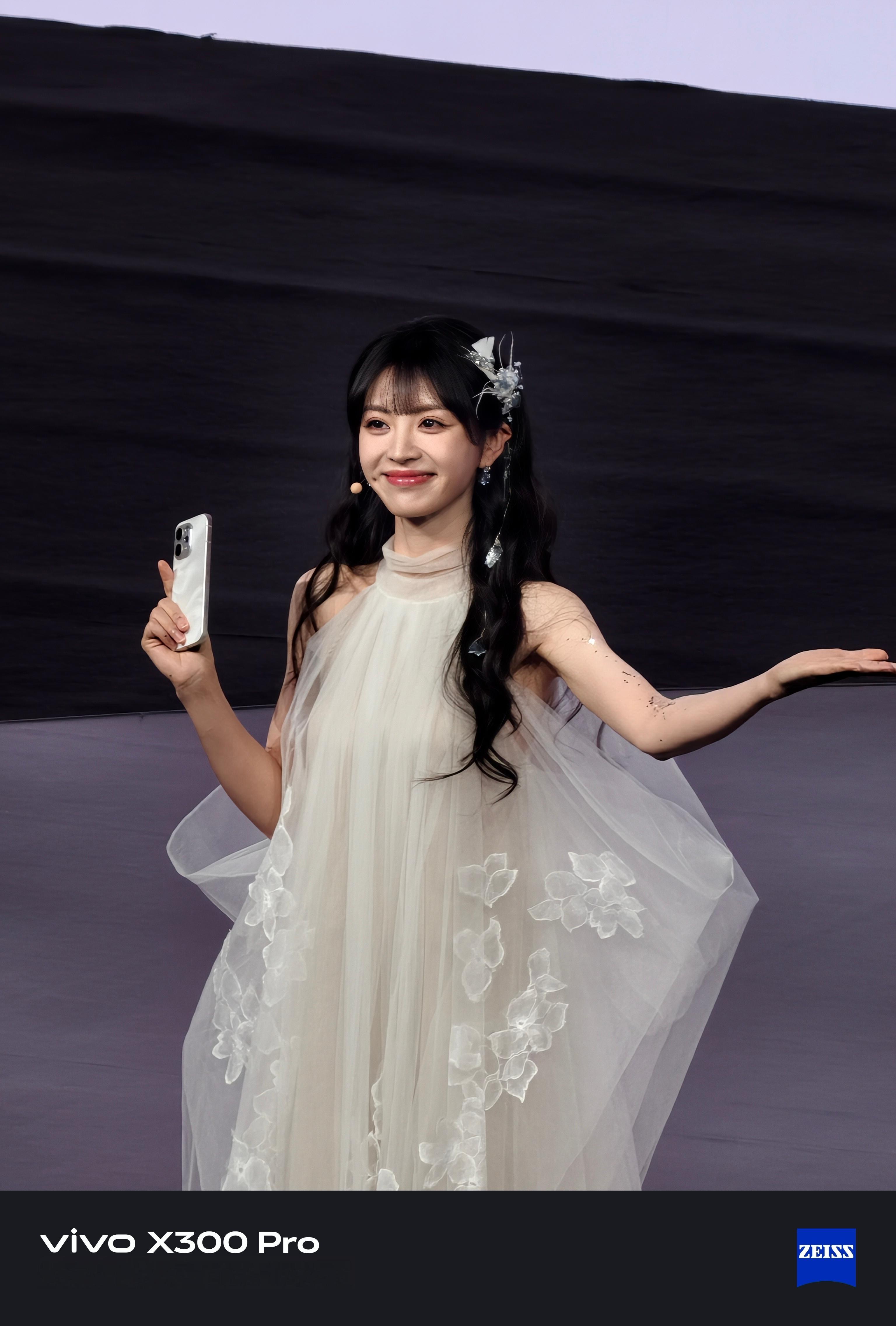 田曦薇真好看啊，分享下现场的朋友使用vivo X300 Pro拍的美图田曦薇手里