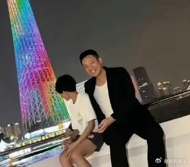 汪小菲带小箖箖在广州玩，父子俩合影，笑得超开心！不得不说，汪小菲这个人，感情上争