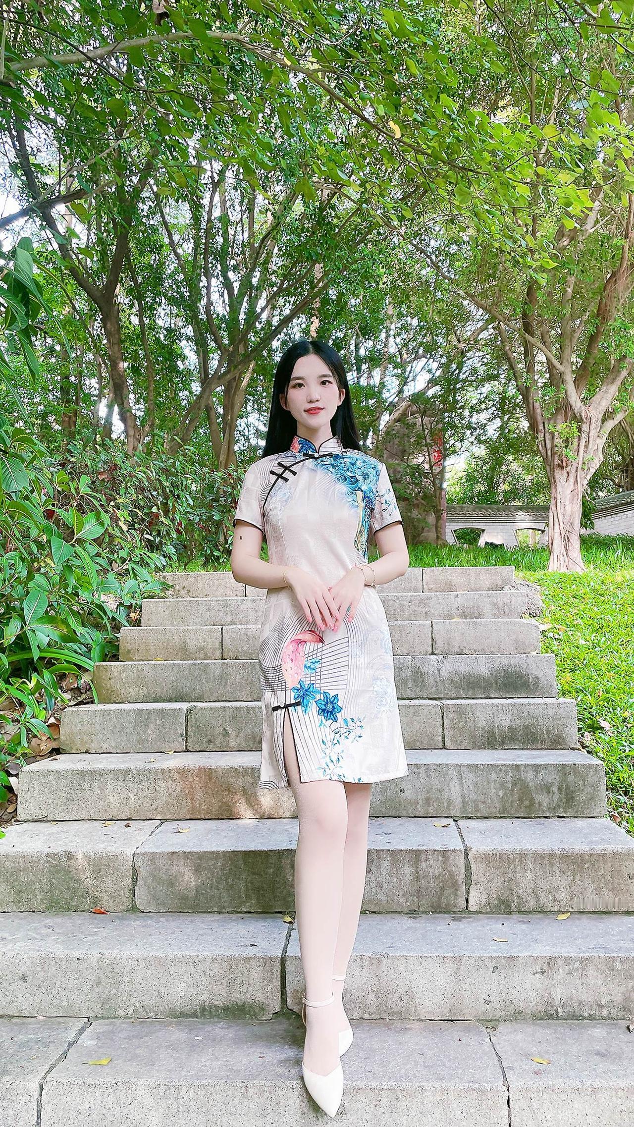 旗袍加身，尽显东方女性的温婉与韵味。
美女 御姐 旗袍 今日穿搭