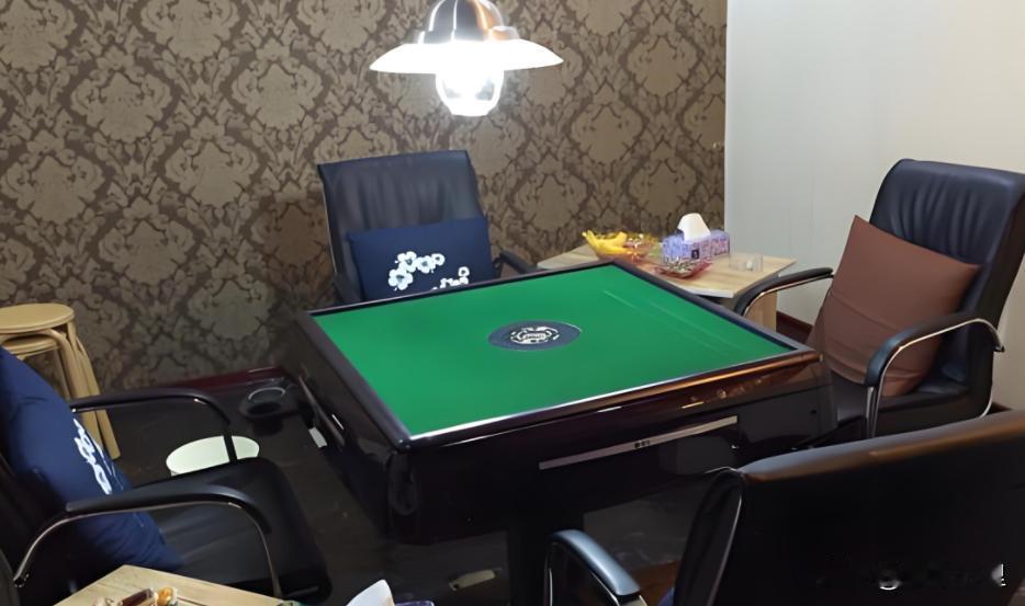 我花30万，买下表舅一间二手棋牌室，刚准备打一把试试，结果发现麻将桌卡住了，打开