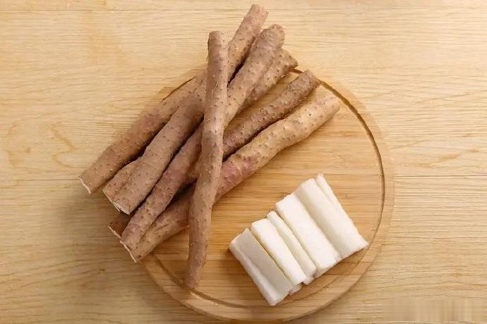 #论道岐黄# 一味山药饮鲜山药150克，炖至熟透，分2次食药饮汤，主治虚劳（尤以