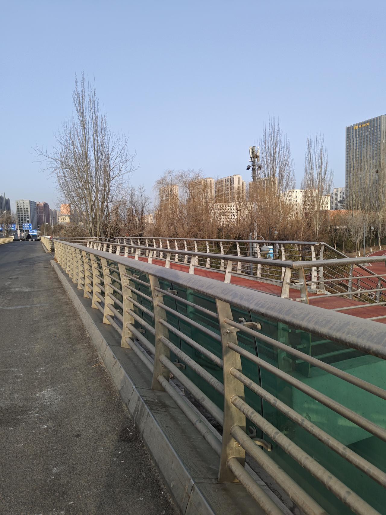 记录返程路上的风景车窗外的风景缓缓流转，远山如黛，田野铺展开一片翠绿，夕阳洒下金