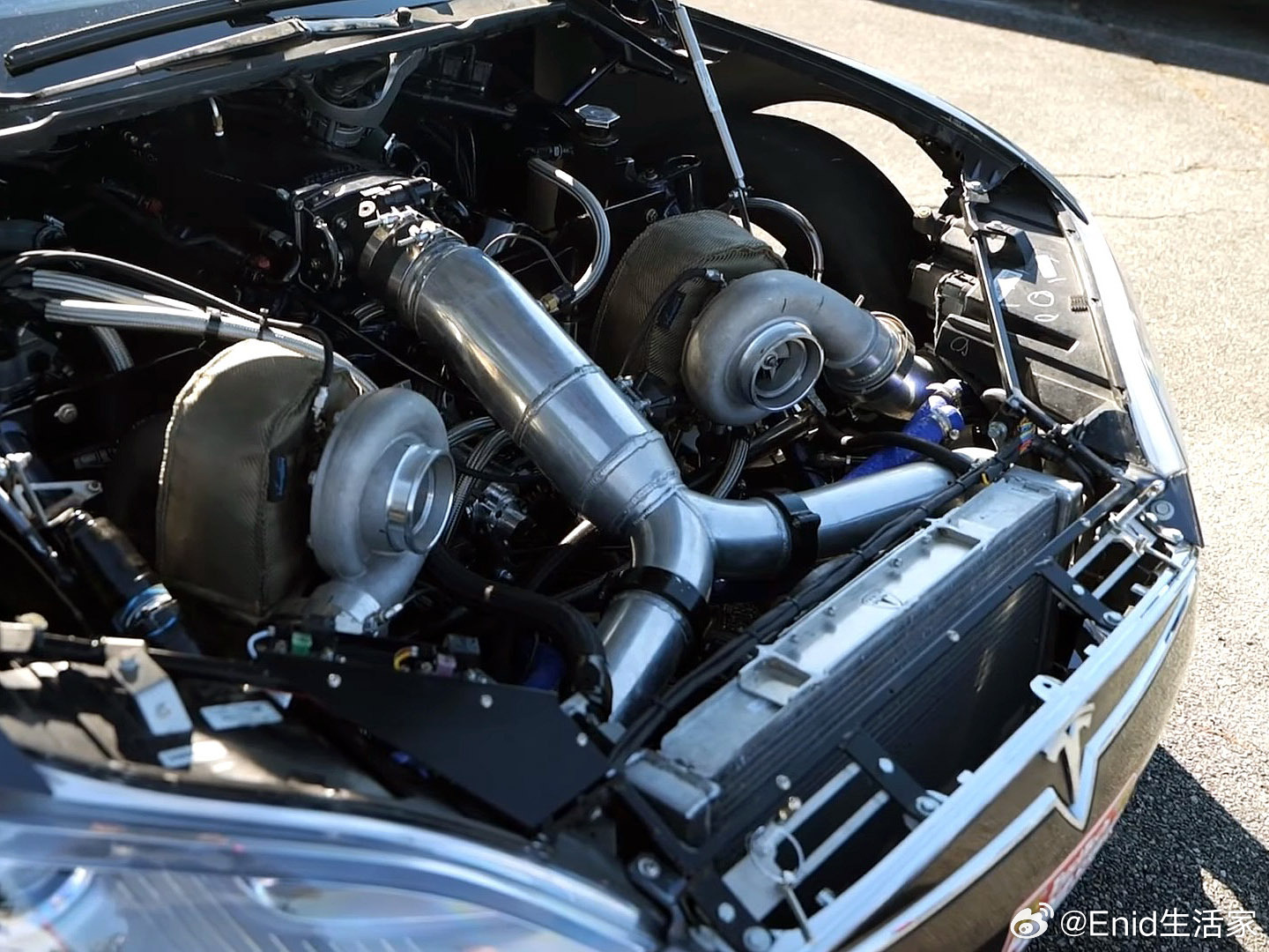 改装团队将雪佛兰 V8 发动机装进特斯拉 Model S 电车，马力可达 170