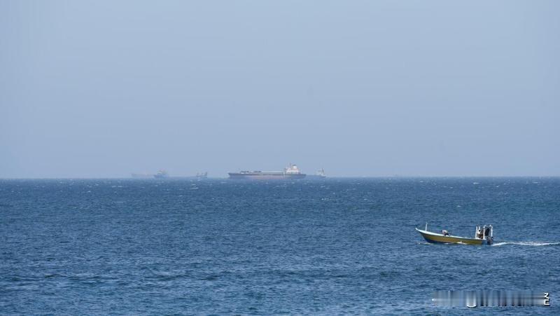 美国和伊朗谈判破裂，特朗普下令封锁霍尔木兹海峡，中方两艘油轮满载原油已提前离开。