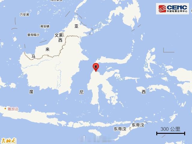 印尼6.7级地震民众室外避险印尼发生6.7级强震，民众第一时间撤离建筑、集中到户