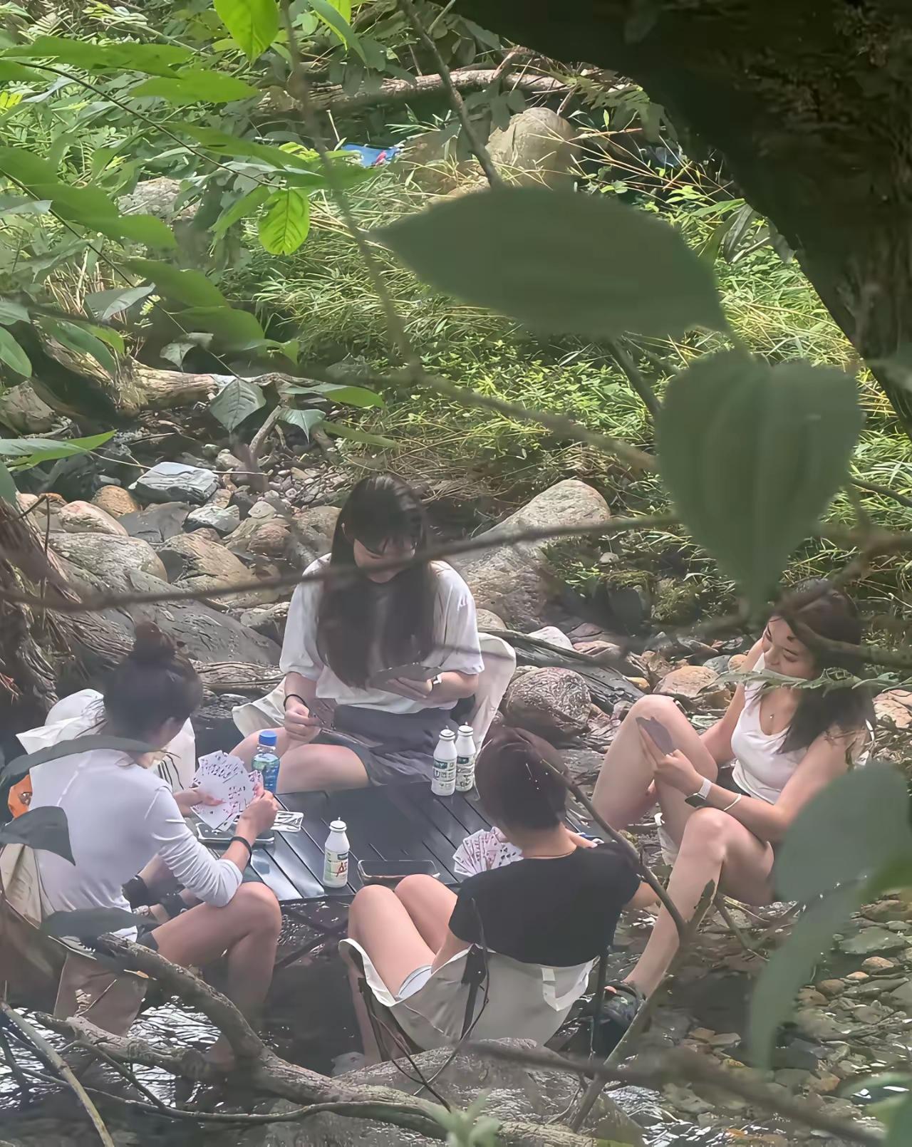 专门跑去深山老林去打牌，她们是为了躲避帽子叔叔呢，还是为了与蛇虫来一次亲密接触呢