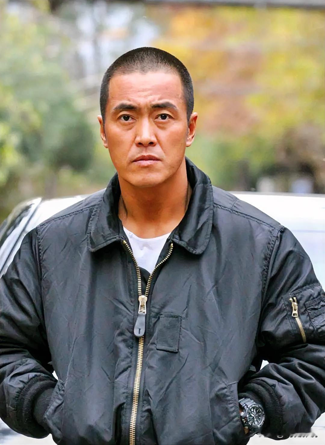 大家还记得这位男演员吗？
他今年51岁，土生土长的哈尔滨人，毕业于北京电影学院。