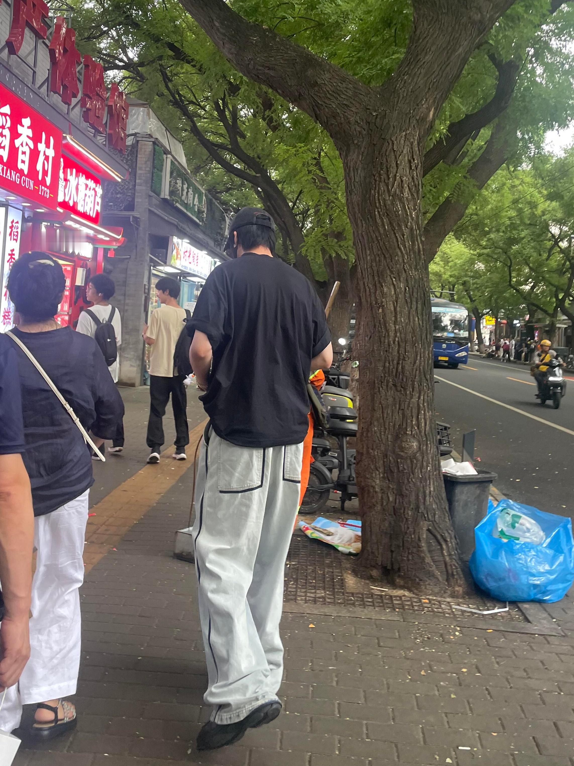 这么长一条人肯定是刘宇宁没错🫳🏻南锣鼓巷偶遇刘宇宁南锣鼓巷偶遇刘宇宁逛街 ​