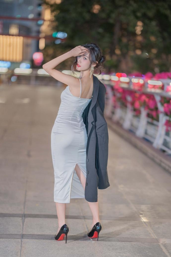 晚风揉碎了城市的光，西装半搭，裙角微扬时尚穿搭