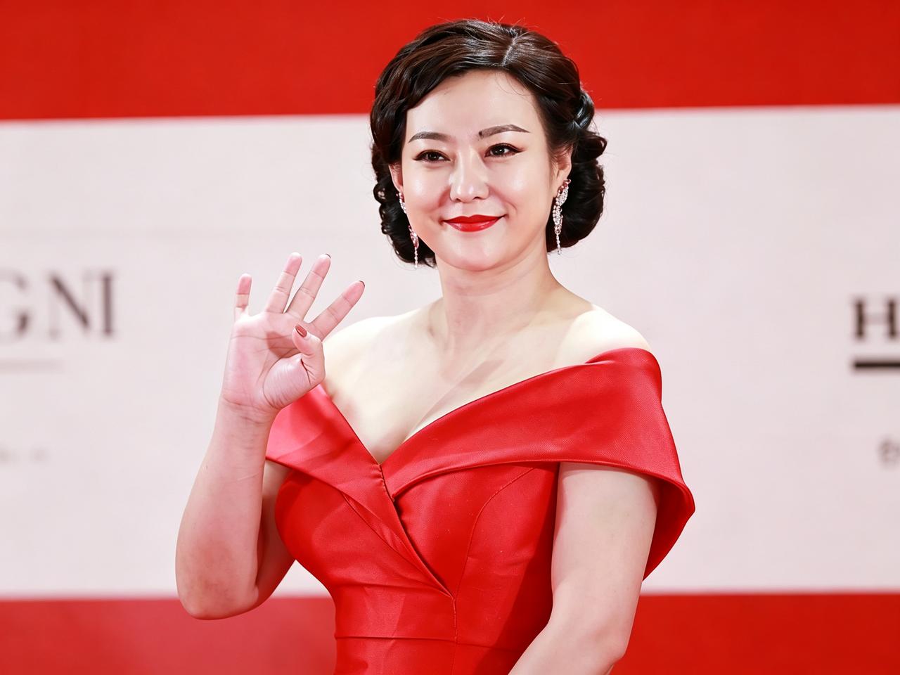 郝蕾胖了二十斤，脚脖子都快找不着了，她咋还笑得那么舒坦？

外人替她着急，她自个