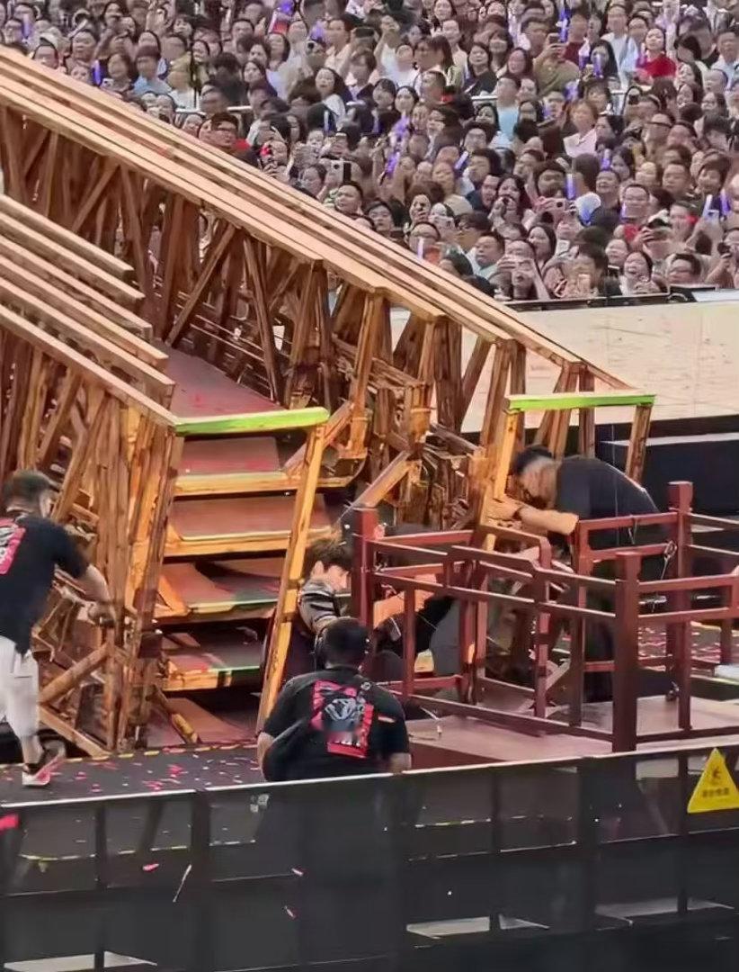 突发！王力宏演唱会摔倒，擦伤脸部和耳朵流血看着都痛 