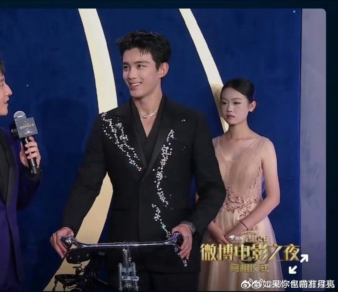 吴磊忙得脚底搓出火星子了任何西装在他身上都适合 