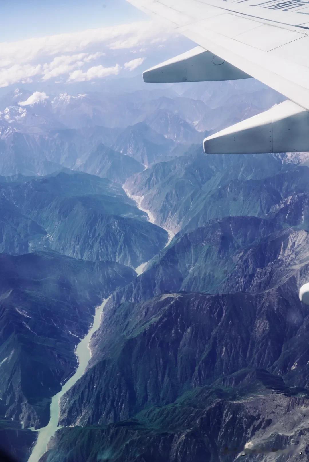 #你坐飞机时喜欢看窗外吗?# 
特别喜欢💕
从另一角度欣赏大好河山，看着窗外的