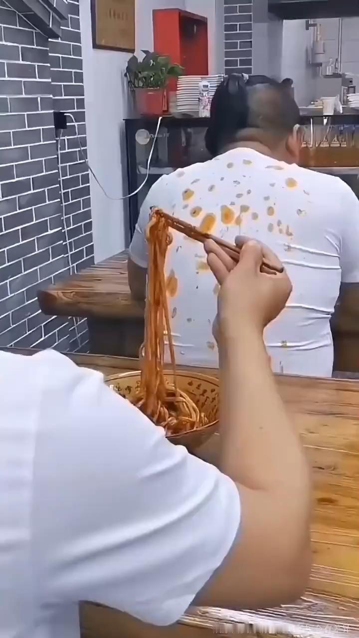 谁懂啊！
吃个面差点把邻座大哥“腌”成红油味的了！夹面手一抖，红油面条直接甩人后