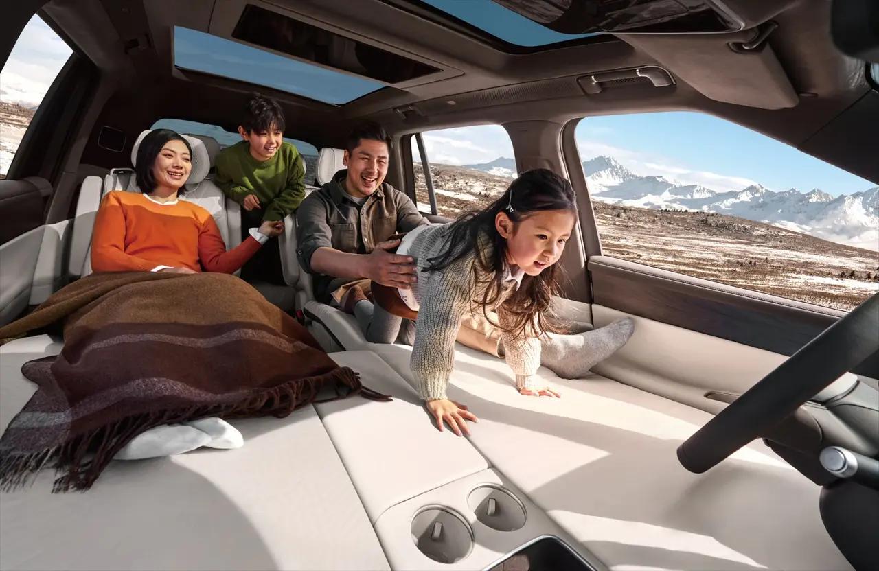 9X座舱配备行业首创木纹魔术屏+九屏交互系统，六座布局搭配冰箱，彩电，大沙发全套