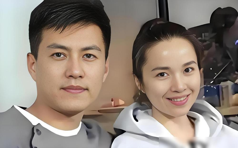 当年靳东不顾全家反对，执意要娶二婚的李佳时，父亲气得在济宁老家拍桌大骂。

说真