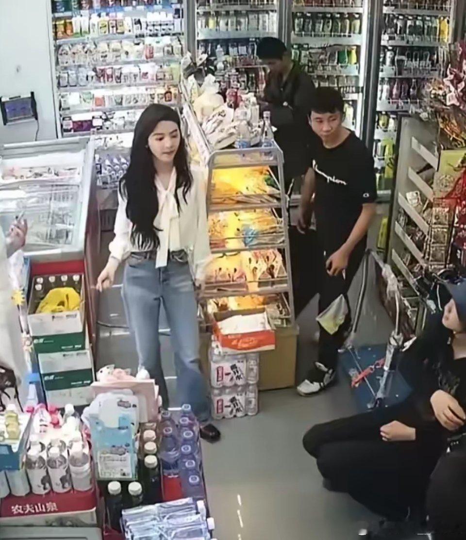 骄阳似我里的章若楠，感觉现实中看起来和普通人也没啥区别啊？ 