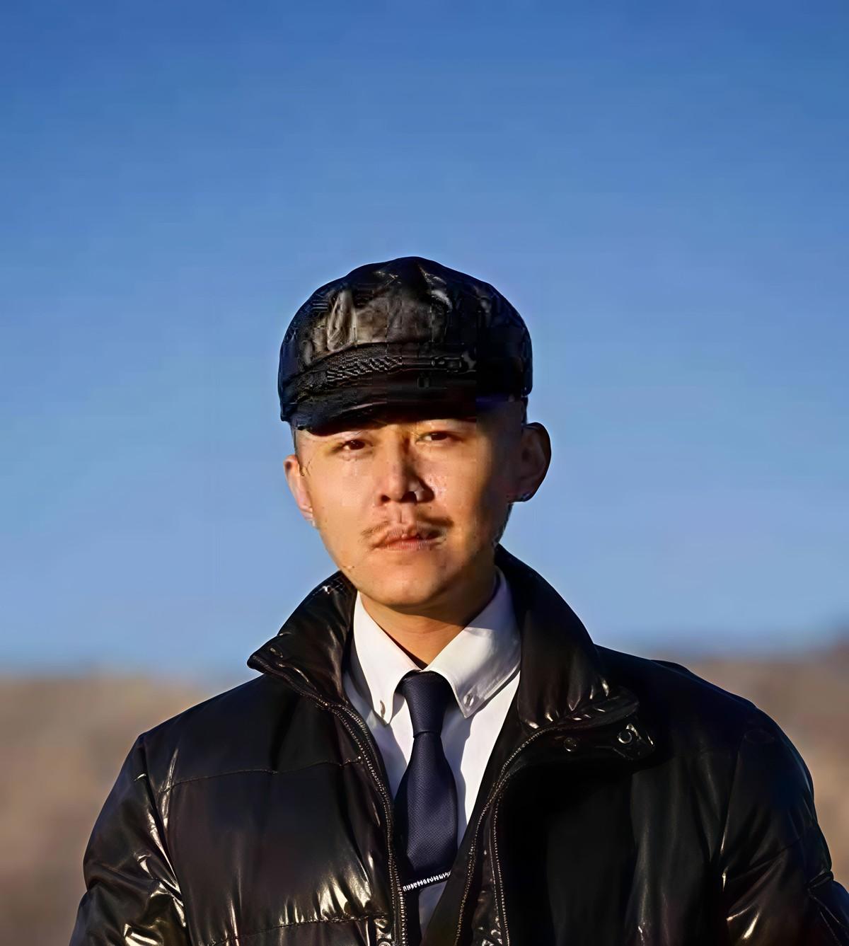 大冰，那个号称“黄金左脸”的野生作家，昨天在直播里终于说实话了。
他说自己有对象