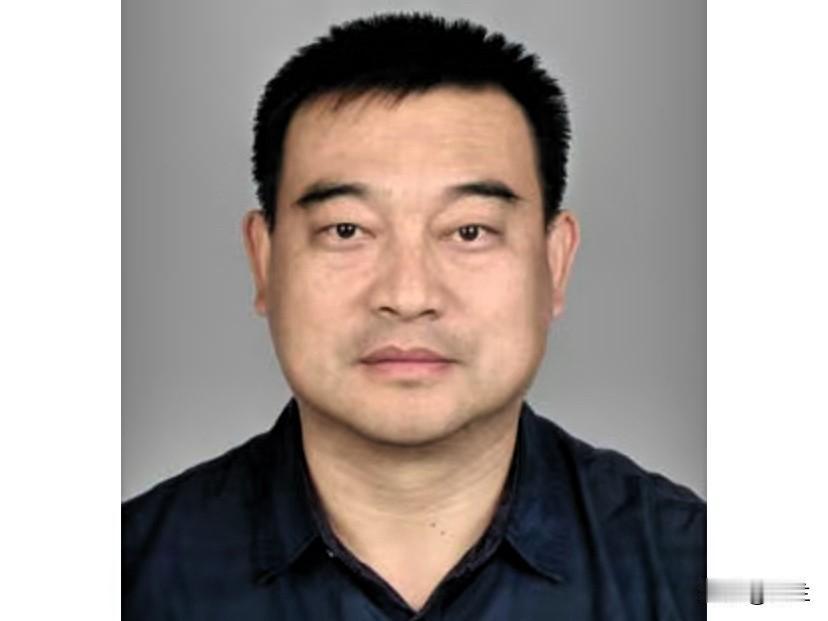 今天云南的张连坤上了热搜
他出生在1968年
从1985年参加工作以来都在大理本