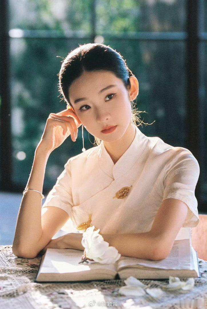 张艺凡不愧是时代峰峻大小姐 张艺凡这资源真的没话说。演戏有作品，红毯有造型，昨天