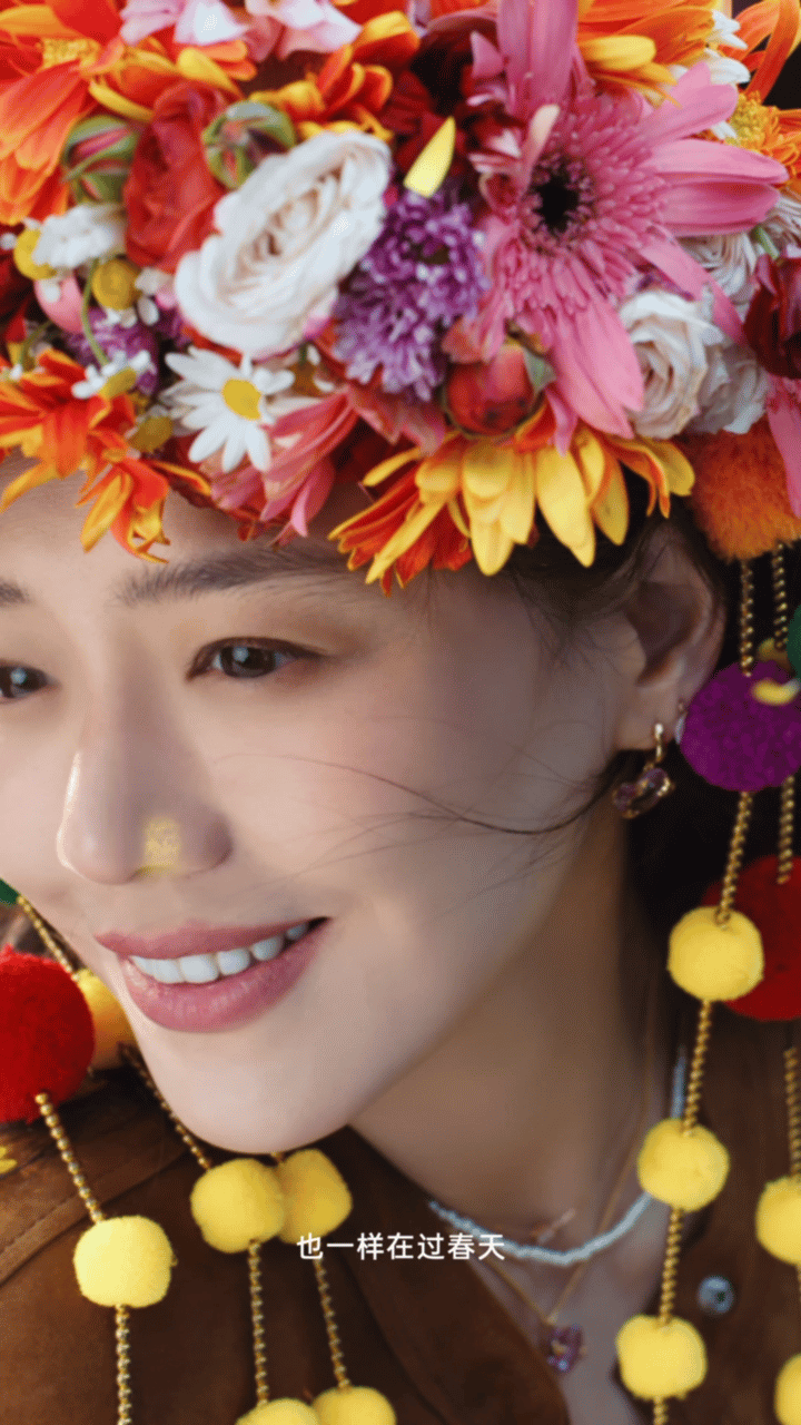 马思纯云南体验簪花马思纯真的是有那种魅力，让人一眼就忘不掉的存在。头上的簪花配上