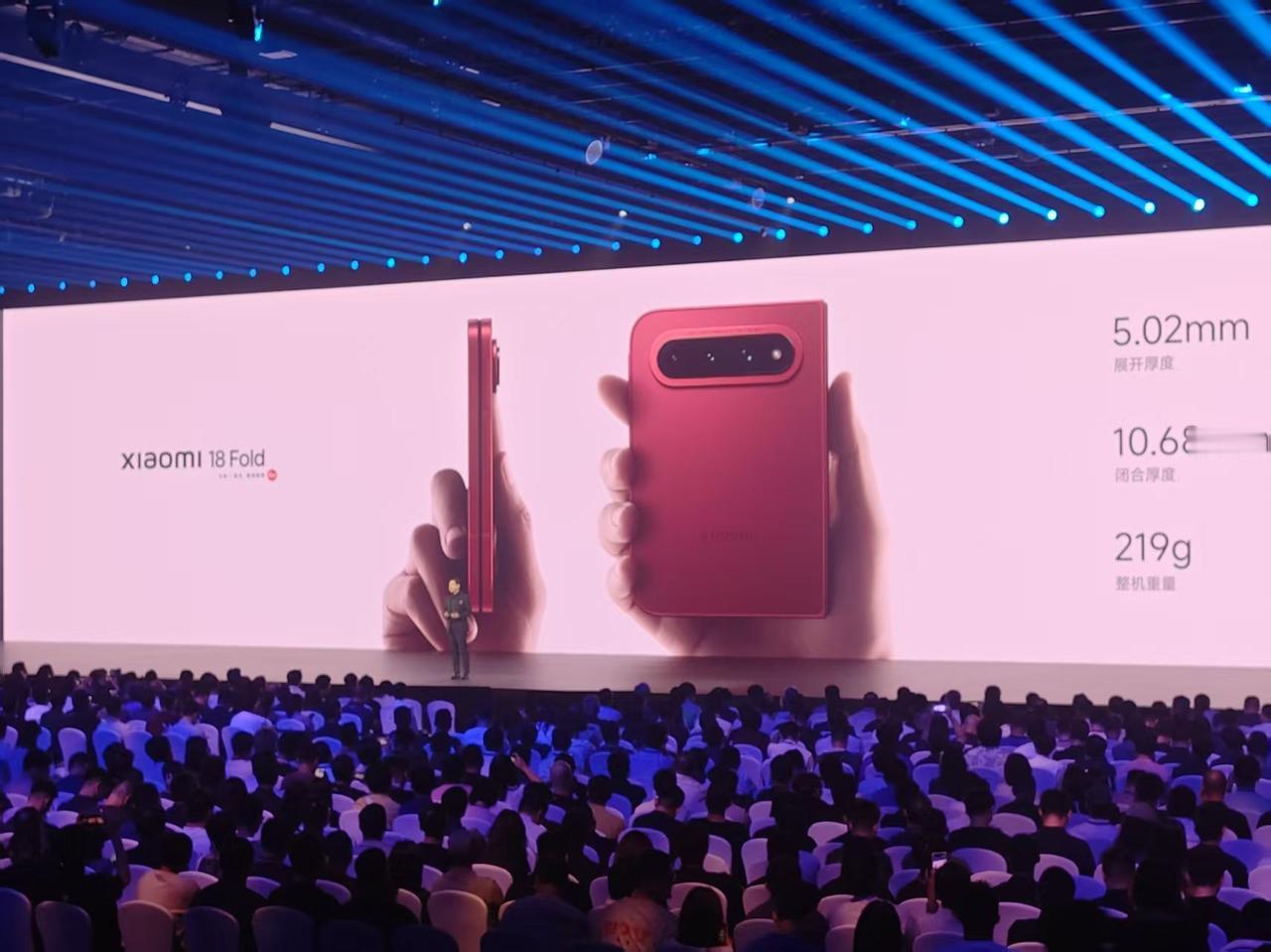 期待已久的小米18 Fold终于登场啦，我们常见的小折叠时尚、轻巧、便携，大折叠