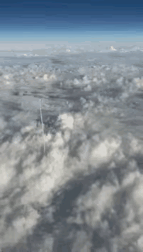 最近中东局势紧张得很，有乘客在卡塔尔航空飞往多哈的航班上，拍到了伊朗导弹袭以的场