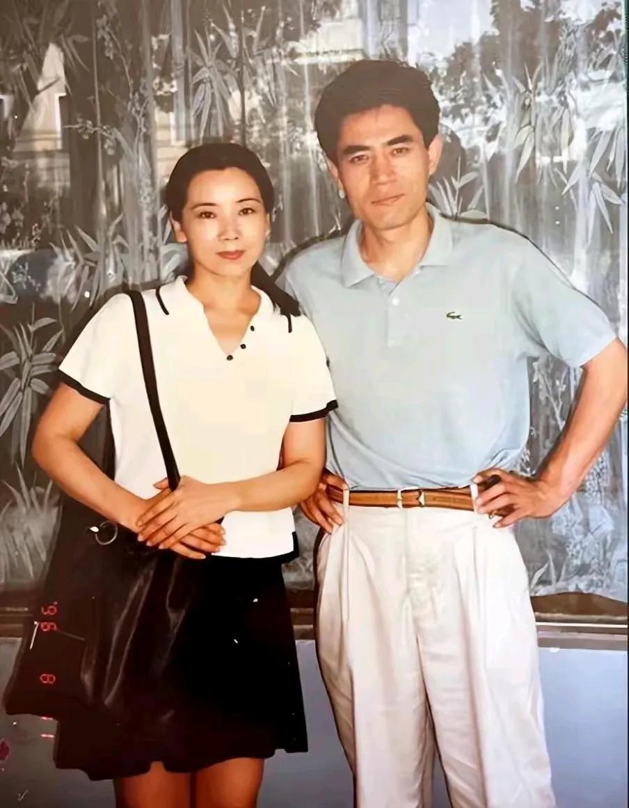 男人有钱就一定会变坏吗？陈宝国就守住了底线！他提醒自己，有钱了什么都可以换新的，