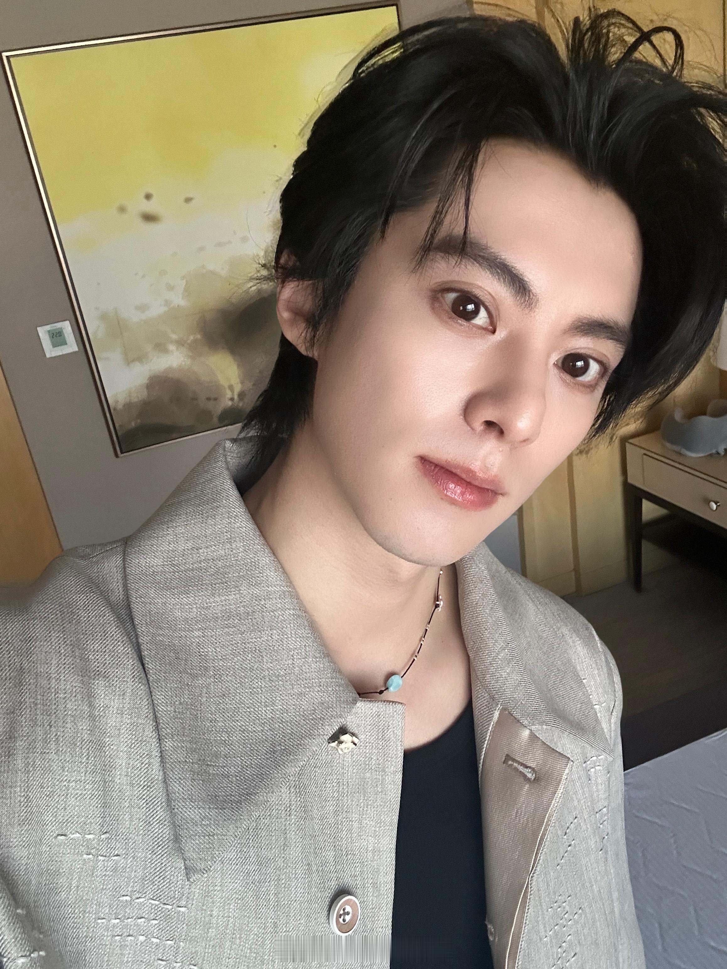 王鹤棣虞书欣更新的自拍要不要这么配啊！棣欣引力 ​​​