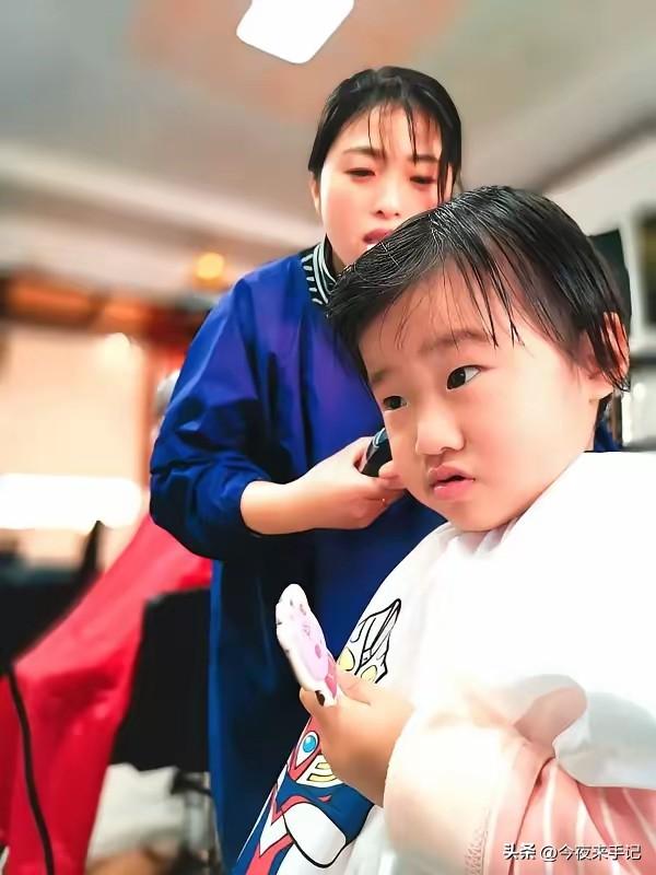 河南一女子带满月宝宝去理发店剃胎头，剃完后宝妈给了理发师100元，等了半天没见对