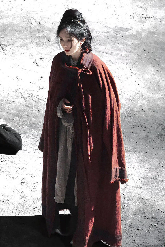 杨幂红麻衣披风路透冯湮儿美成啥了真就披着麻袋都好看！我家太后