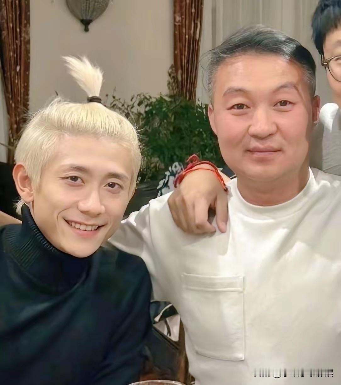 张一山，
这次压力更大了，新年期间，张一山扎着小辫子和朋友们聚餐，粉丝都说他的银