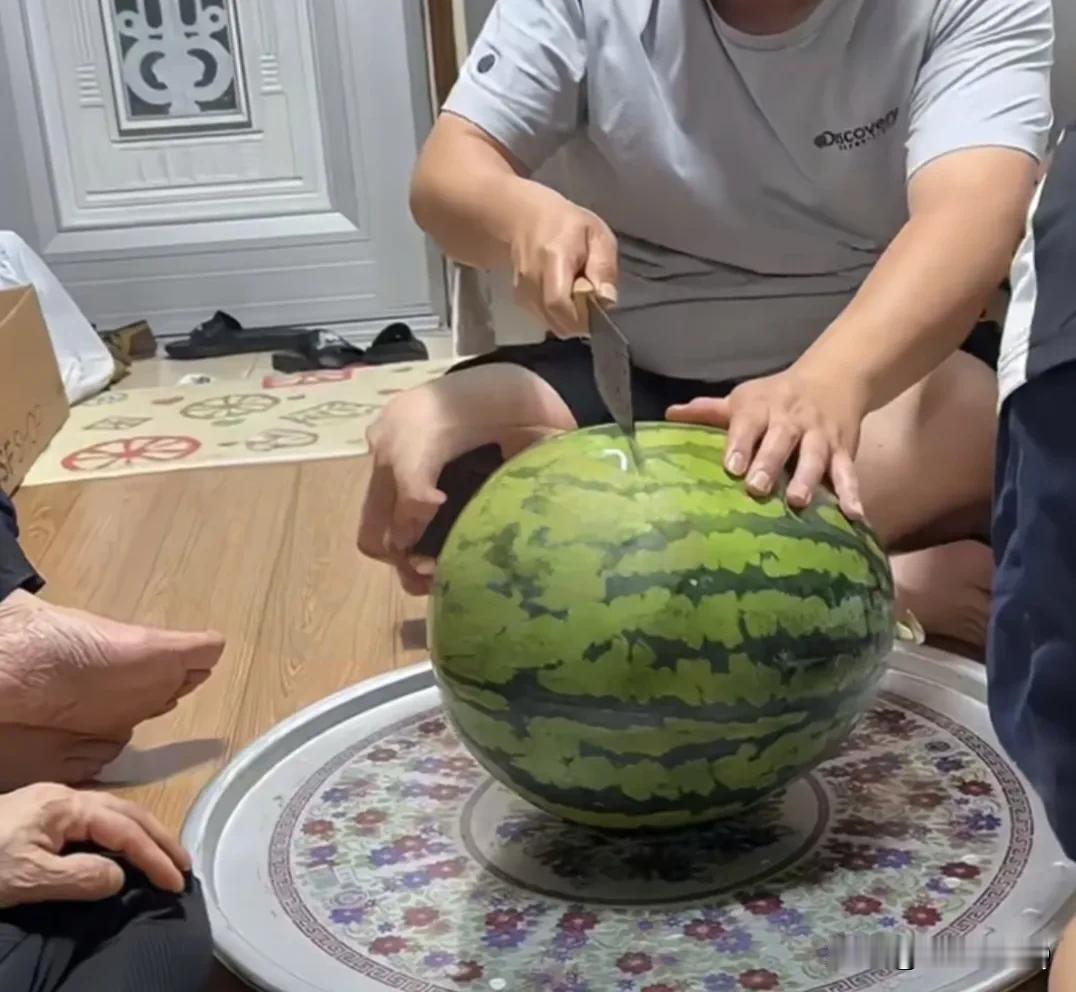 韩国人到底吃得起西瓜吗？看了这个视频我才知道，原来西瓜在韩国的地位就相当于我们国