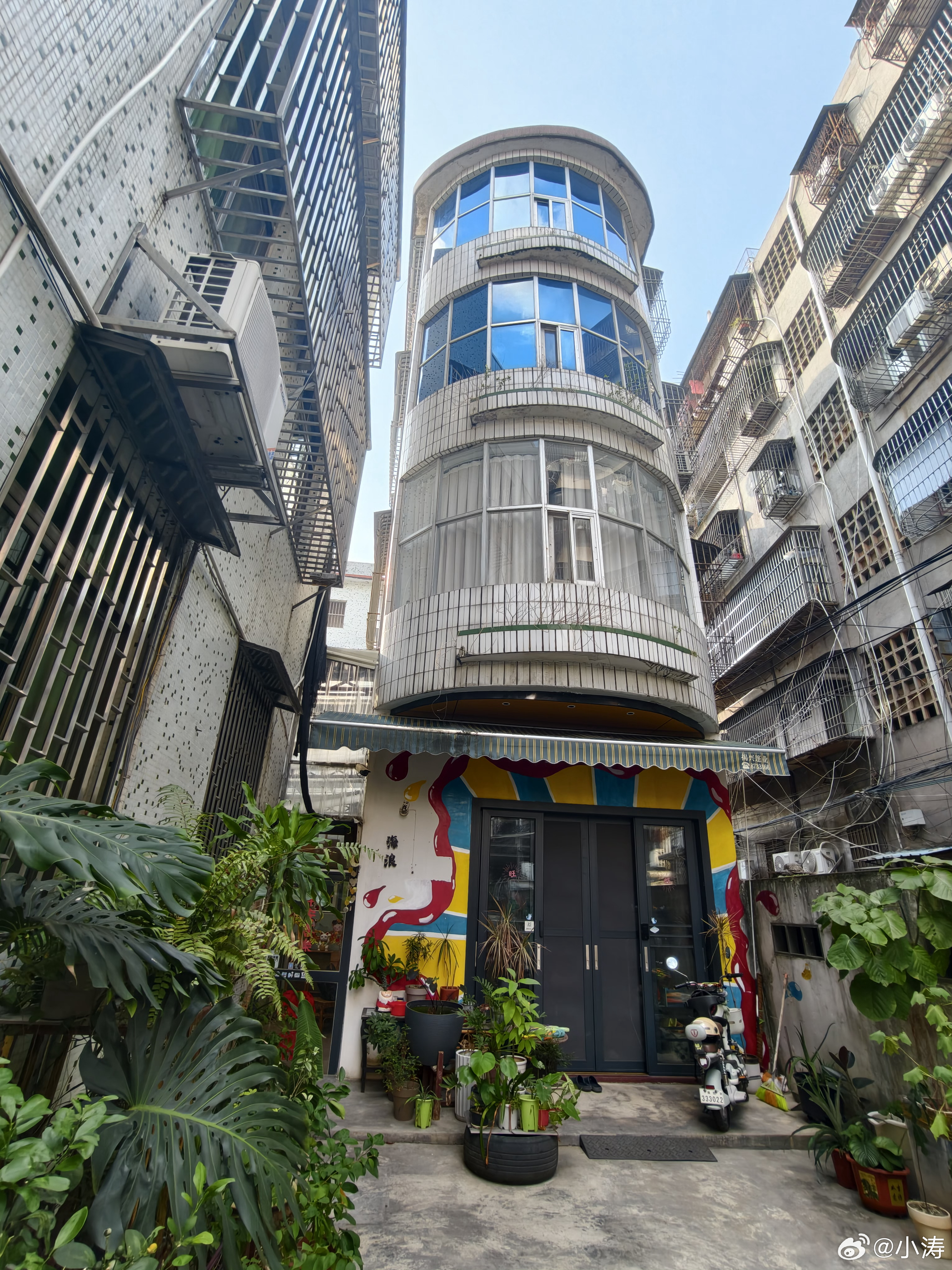 前两天下午去揭阳的一家咖啡馆，店里只有主理人在，这环境里充满和摆放了各种旧物，是