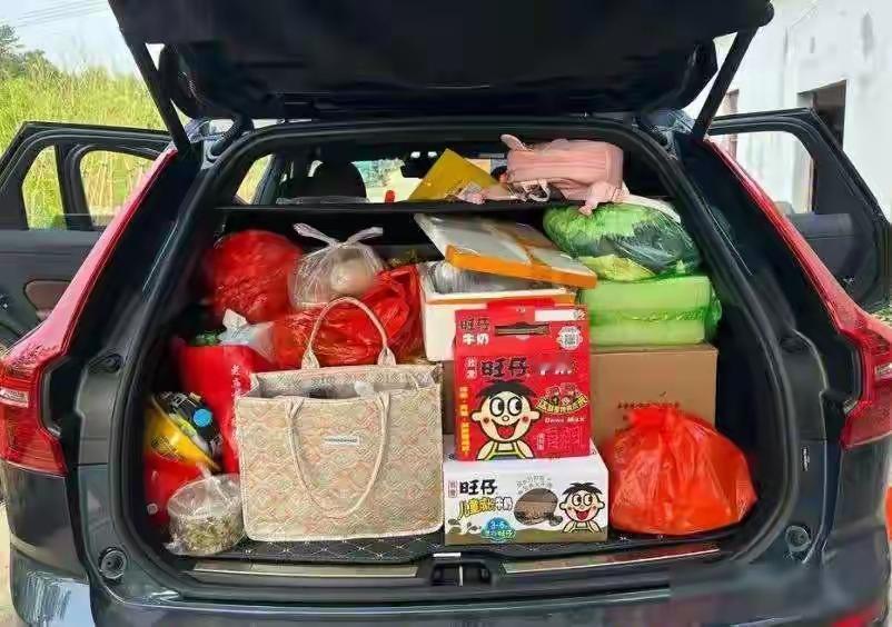 这哪是三百斤土特产，这分明是父母用最笨拙的方式，在我们后备箱里塞进的一整个故乡。