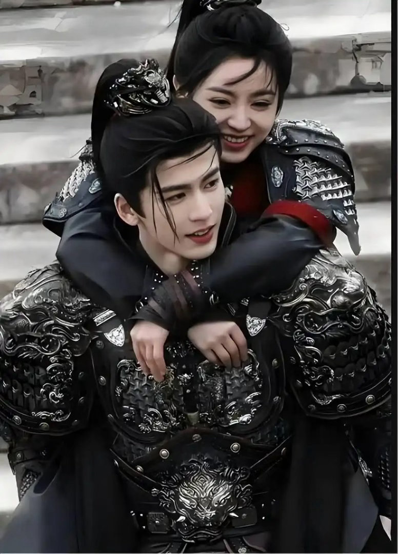 田曦薇张凌赫 二搭不是说张凌赫和宋祖儿更搭配吗，怎么还是和田曦薇绑定在一起呢 