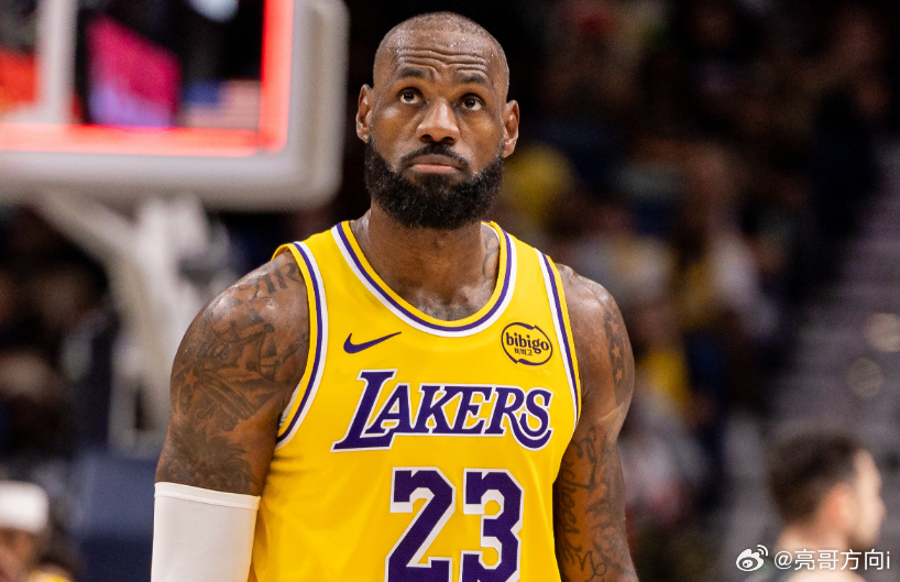 NBA常规赛，湖人半场81-60领先老鹰。上半场，湖人球星詹姆斯表现高效全面，打