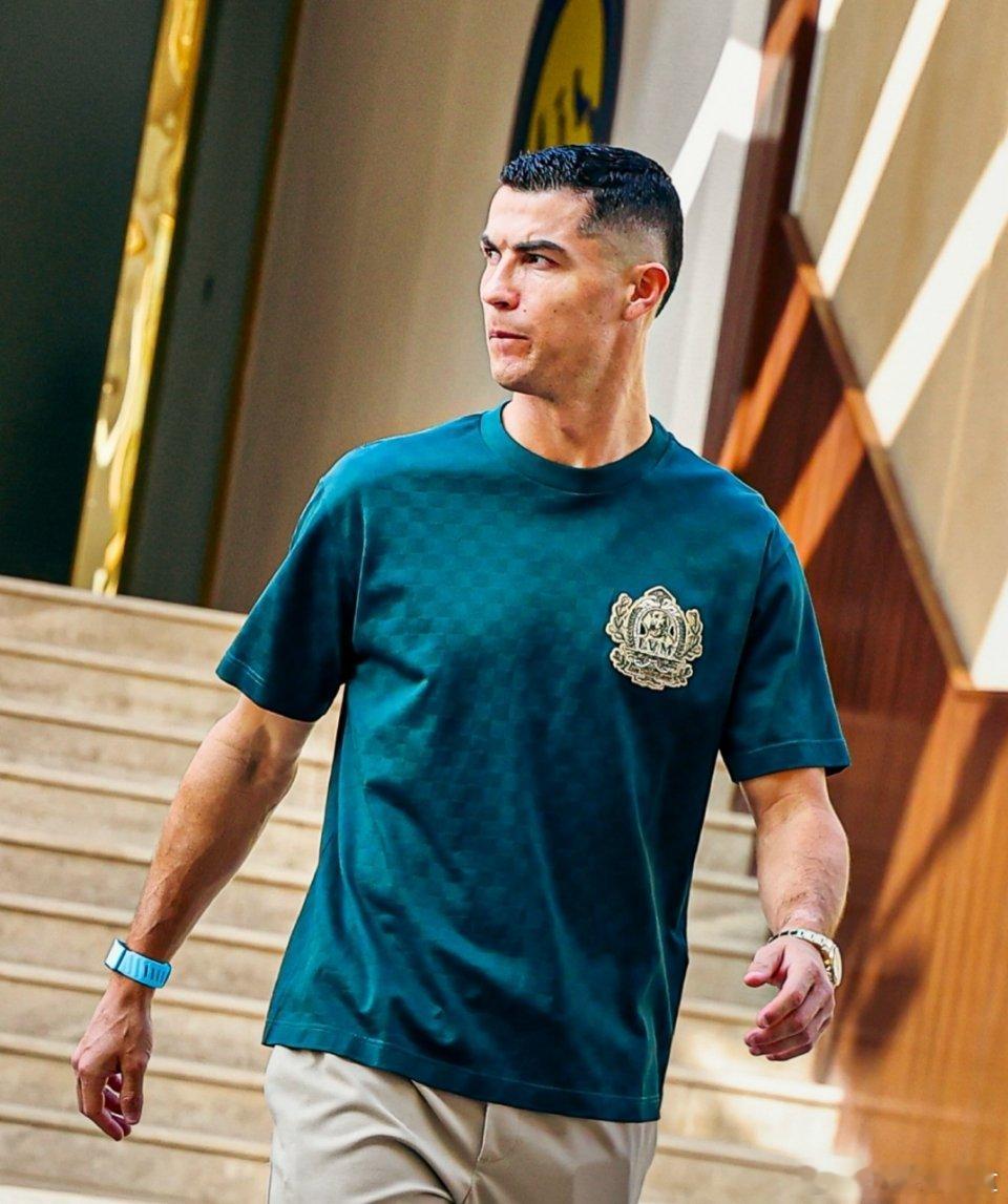 12月20日报道， C罗晒魔鬼身材照片， 马斯克被C罗身材卷到了 ：我想我需要锻